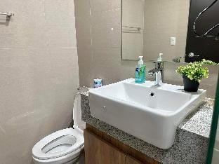 Uptown BGC w/ parking, view & balcony Apartment in Makati