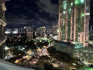 Uptown BGC w/ parking, view & balcony Apartment in Makati