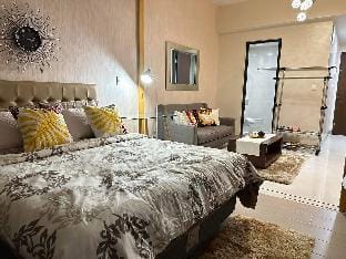 A Residence with a Mall and Nightlife @ Uptown BGC Apartment in Makati