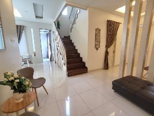 Padang Villa Toriq 3BR 12people Private Pool & BBQ Villa in Padang