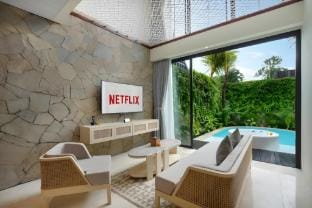 Tropical Loft 1BR Private Pool Villa with Jacuzzi Villa in North Kuta