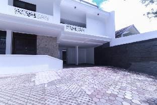 Villa Dago Tubagus 5BR 20people PrivatePool & BBQ Villa in Bandung