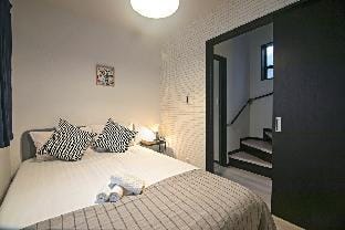 Travel Time・玉出東 岸里玉出駅徒歩4分 新築3階戸建 広がろリビング 最大8人 Vacation rental in Osaka