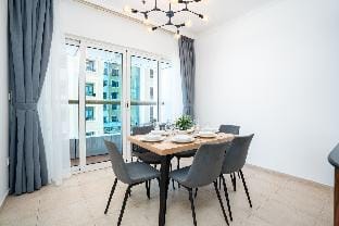 360 views Dubai Marina! Stunning and Large 2 BR Apartment in Dubai
