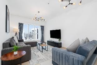 360 views Dubai Marina! Stunning and Large 2 BR Apartment in Dubai
