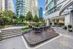 Vibrant Oasis with the best view in BGC + Netflix Apartment in Makati