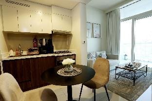 Brown Stone - City & Canal View Reva Apartment in Dubai