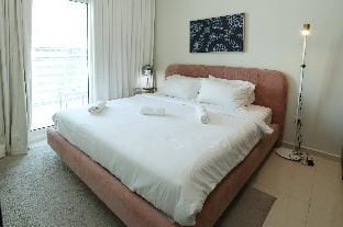Brown Stone - City & Canal View Reva Apartment in Dubai