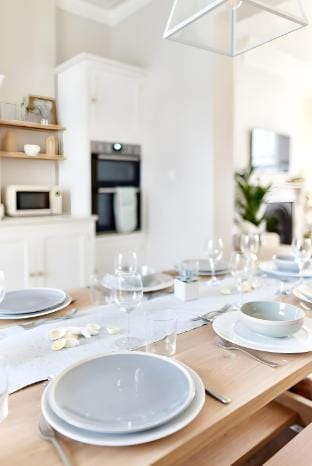 The Beach House (Sleeps 20 & 4 mins to the beach) Vacation rental in Bournemouth