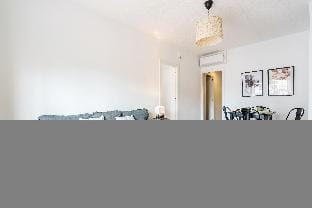 Heart of the city: Sunny with Iconic Terrace View Apartment in Barcelona