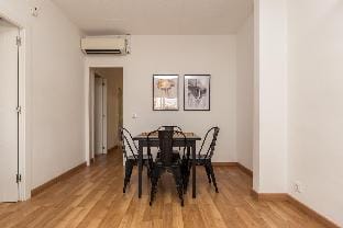 Heart of the city: Sunny with Iconic Terrace View Apartment in Barcelona