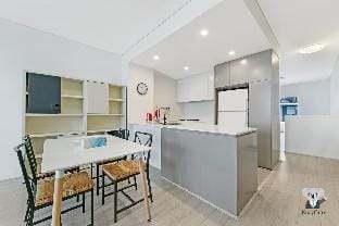 KozyGuru | Mascot | 2Bed 2Bath-Free Double-Parking Vacation rental in Mascot