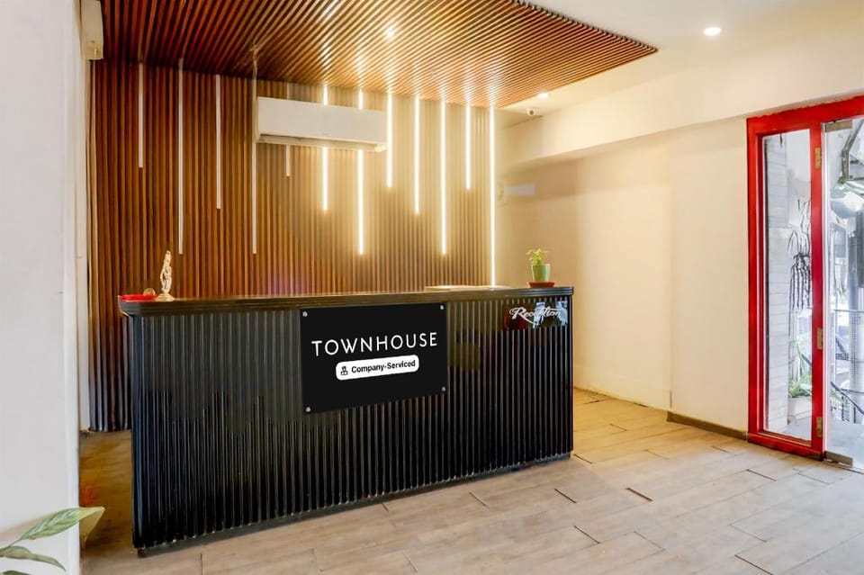 Super Townhouse Prayagraj Near Railway Station Formerly Santosh Palace Hotel in Uttar Pradesh