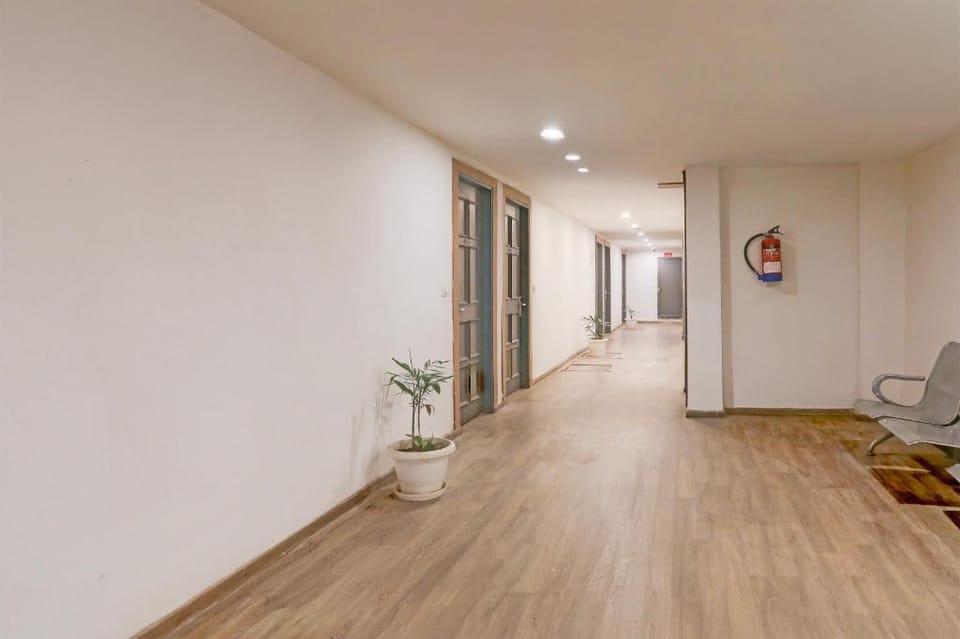 Super Townhouse Prayagraj Near Railway Station Formerly Santosh Palace Hotel in Uttar Pradesh