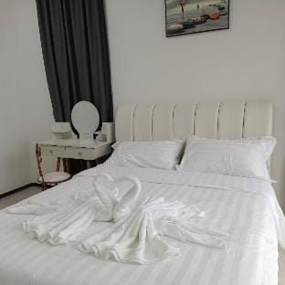 NEW! Urban Suite with Infinity Pool Apartment in George Town