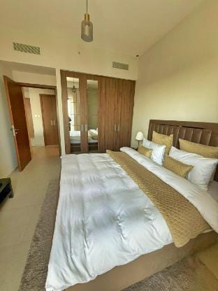 Luxury 1BR Retreat @ Vida Residences - Creek Beach Apartment in Dubai