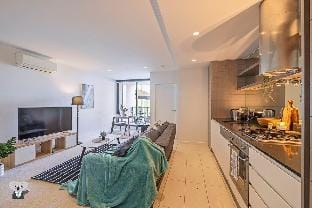 KozyGuru | Abbotsford | Cosy 1Bed Apt Vacation rental in Abbotsford