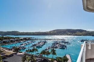 Yacht Harbour Tower 5 - Renovated Newly Furnished Vacation rental in Whitsundays