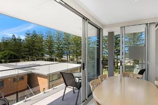 Renovated beachside 2-bedroom apartment Apartment in Burleigh Heads
