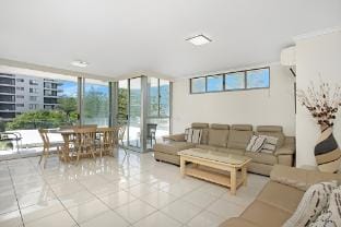 Renovated beachside 2-bedroom apartment Apartment in Burleigh Heads