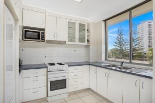 Renovated beachside 2-bedroom apartment Apartment in Burleigh Heads