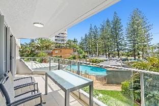 A 2 Bedroom Apartment on the Burleigh Esplanade! Apartment in Burleigh Heads