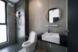 Infinity Pool Seaview Urban Suite #2Carparks #2BR Vacation rental in George Town