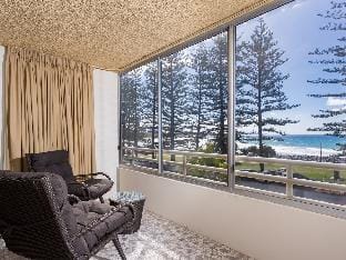Directly across the road from Burleigh Beach. Apartment in Burleigh Heads