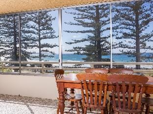 Directly across the road from Burleigh Beach. Apartment in Burleigh Heads
