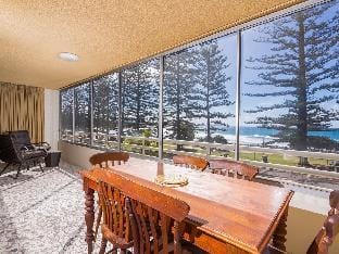 Directly across the road from Burleigh Beach. Apartment in Burleigh Heads