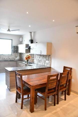 Home Away From Home 3BHK in Sector 69 Vacation rental in Chandigarh