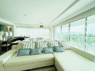 O2 Luxurious Beachfront Penthouse Ocean portofino Apartment in Pattaya City