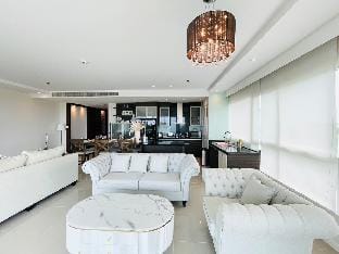 O2 Luxurious Beachfront Penthouse Ocean portofino Apartment in Pattaya City