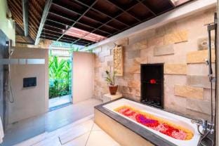 Dakhsa 2 BR with Garden View DH43 Villa in Kuta