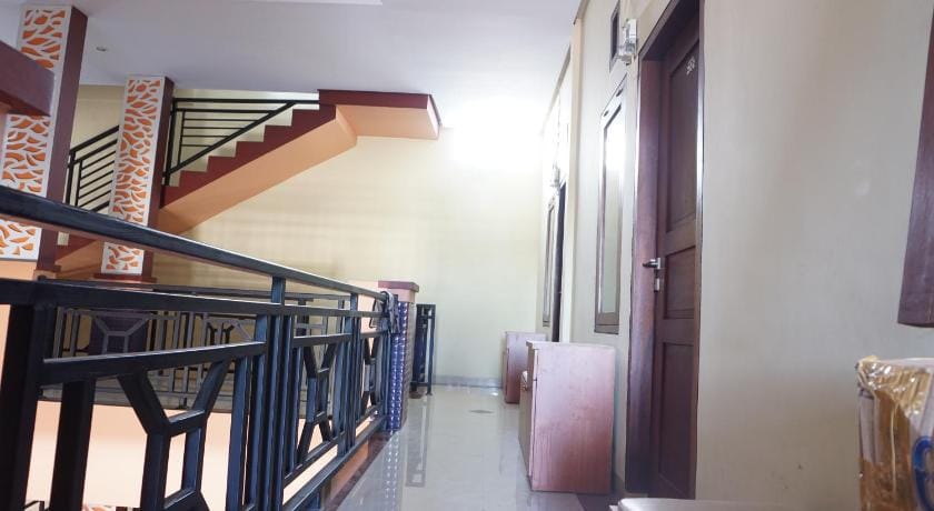 OYO 93414 Wisma Ratu Syariah Near SMP Negeri 2 Watang Pulu Hotel in Indonesia