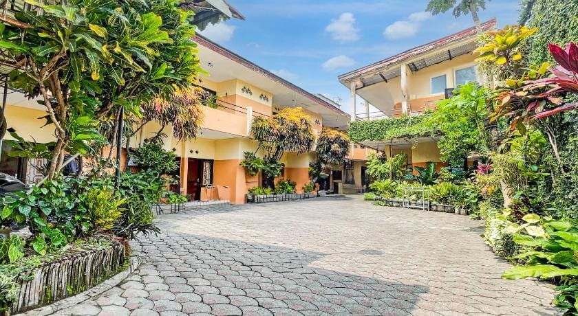 OYO Life 93398 Sudimoro Guest House Syariah Hotel in East Java