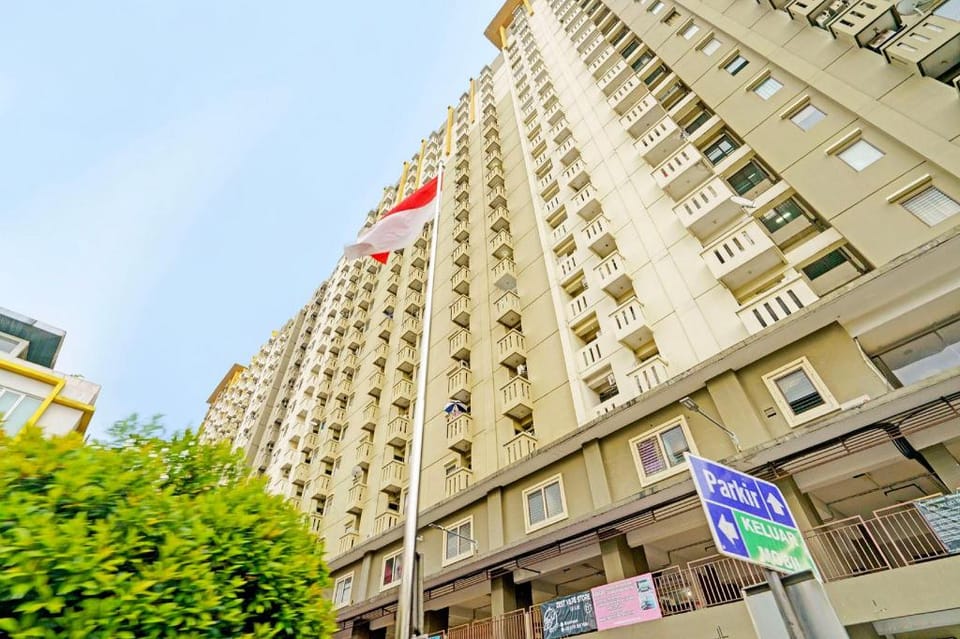 OYO 93352 Apartement Gateway Cicadas By Db Rent Hotel in Bandung