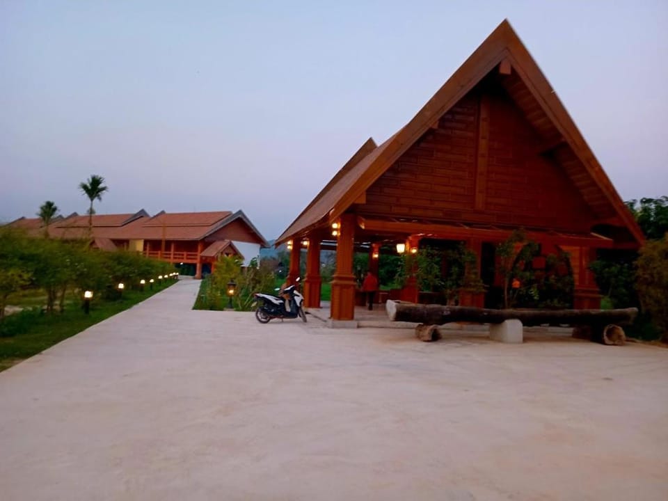 Vang Vieng Romantic Mountain View Resort Hotel in Vang Vieng