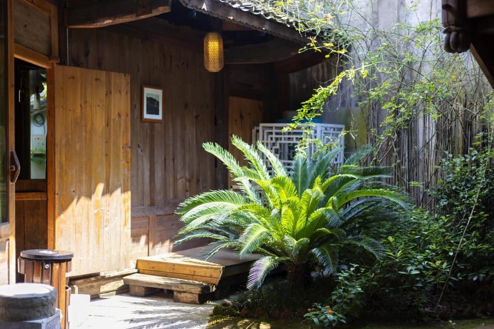 Butterfly Flowers Inn- Exclusive Location,Anicent Chinese Style, 2 minutes walk to Tianmen Mount Cableway,Free pick up service over 1 nights, Free fresh coffee and tea, Free mini lunch,Free laundry,Itineary planning, Attraction Tickets Serivce in advance Hotel in Hubei
