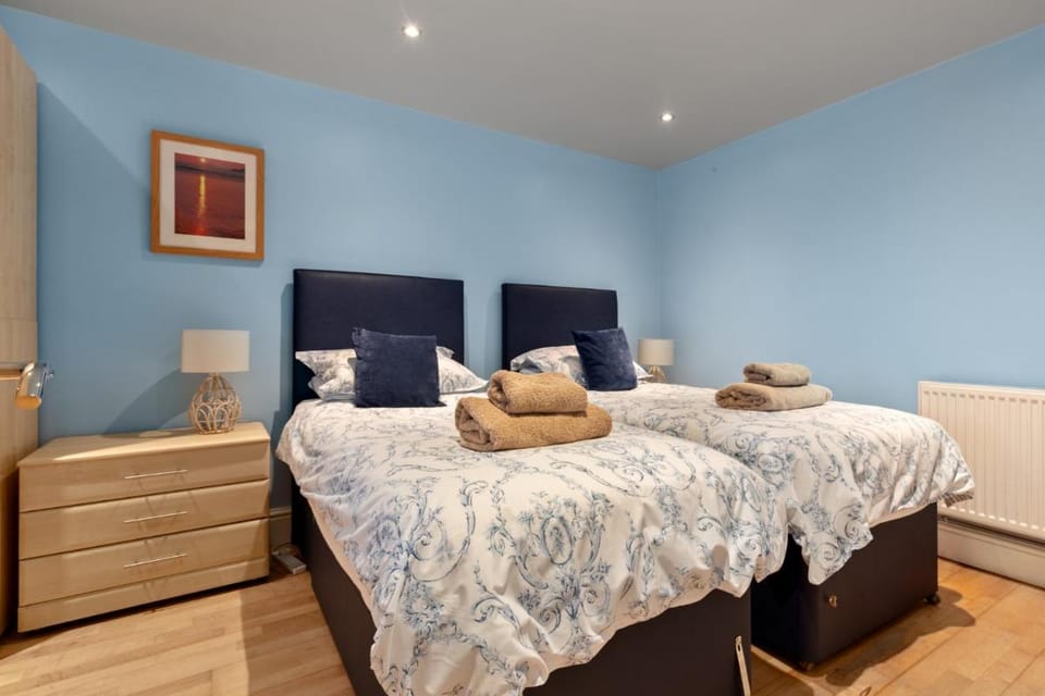 Schooner House - Panoramic Sea Views and Parking Apartment in Saundersfoot