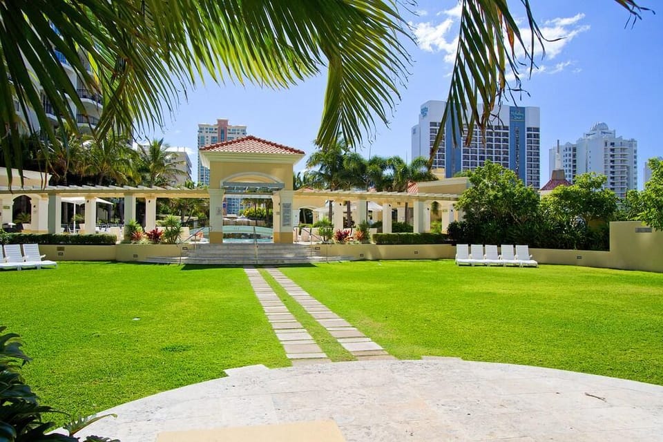 Ocean, City & Waterway view -2bed2bath on level 10 Vacation rental in Surfers Paradise