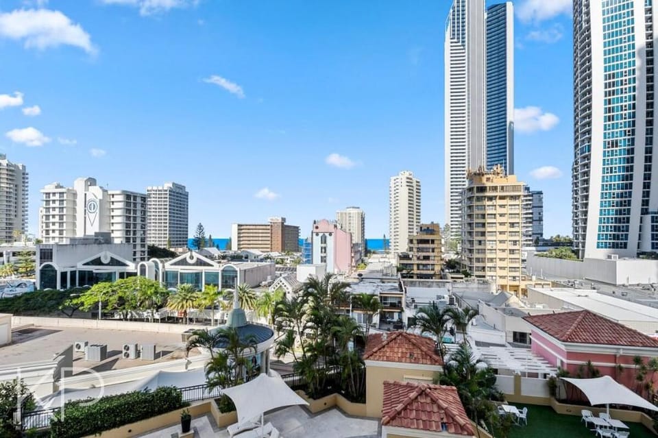 East Facing, Ocean Glimpse Two-Bedroom Apt. Vacation rental in Surfers Paradise