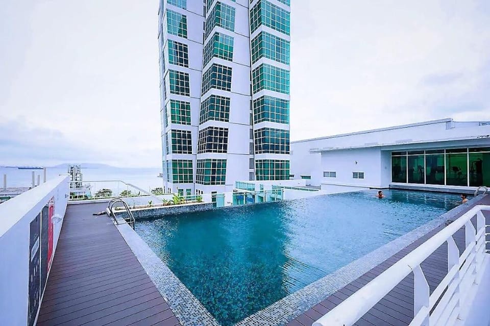 Maritime Suite Sea view+Karaoke,Pool Table,B.Games Apartment in George Town