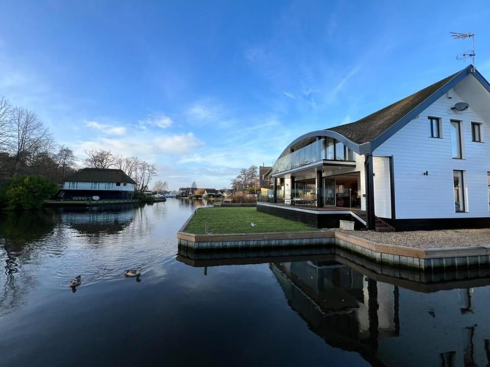 Contemporary Riverside Home - Wroxham Villa in Wroxham