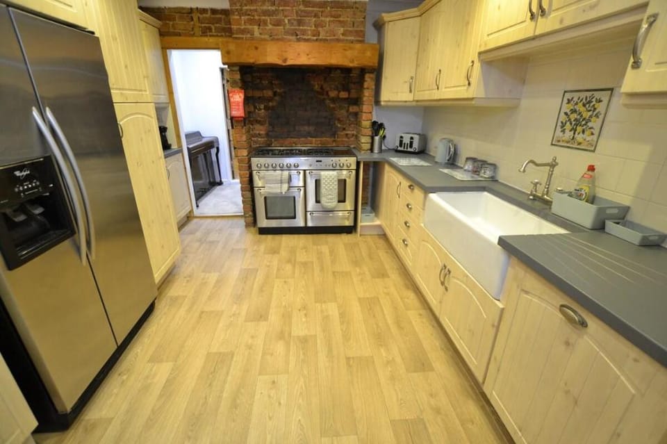 The Hive 4 Bed House Pool Table Vacation rental in Maidstone