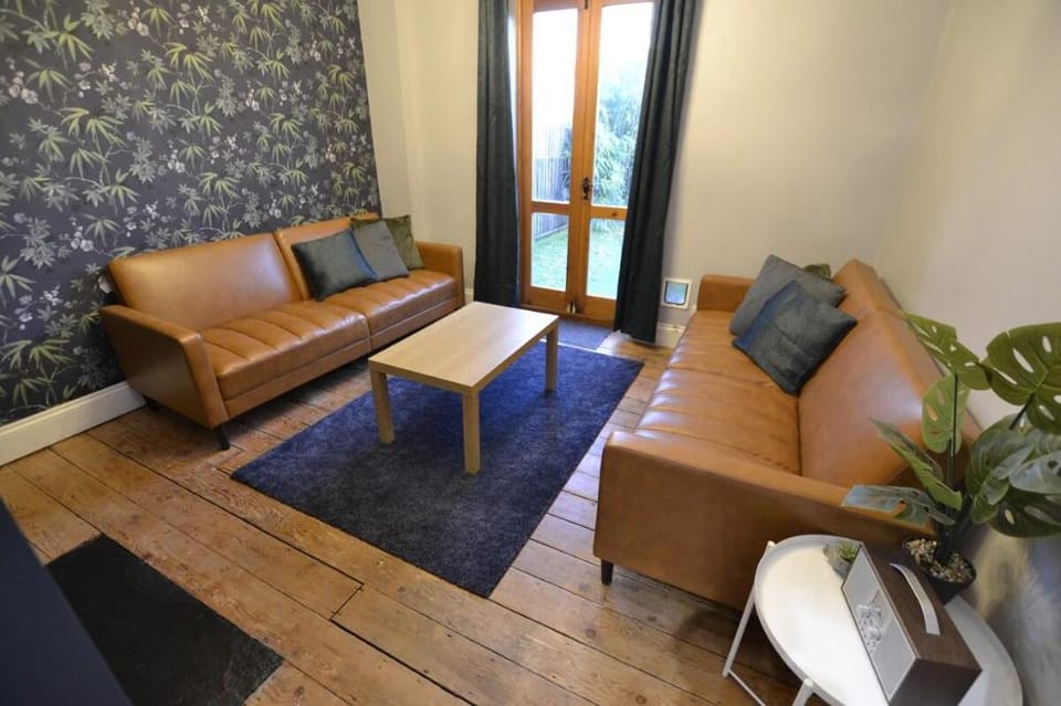 The Hive 4 Bed House Pool Table Vacation rental in Maidstone