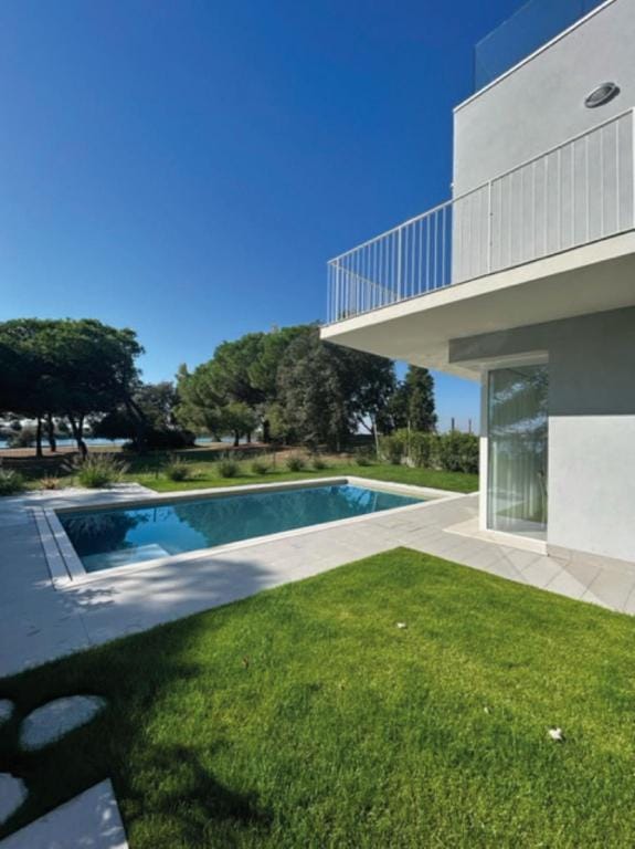 Stunning villa with infinity pool by Beahost Rentals Villa in Isola Albarella