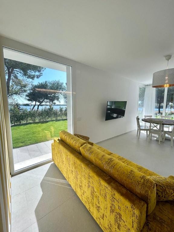Stunning villa with infinity pool by Beahost Rentals Villa in Isola Albarella