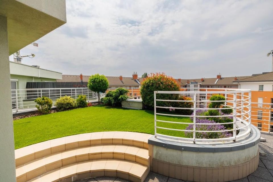 Penthouse Deluxe Apartment - Free Parking, Garden Apartment in Budapest