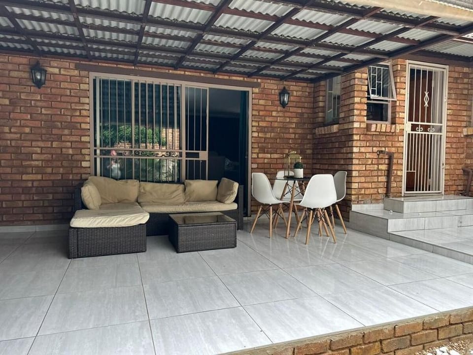 Acuvea Inn Modern Electricity backed up 3bed House Vacation rental in Gauteng